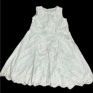 Elegant Lace Dress Girls Dress in Mint Green- Size 8- Great used condition!
